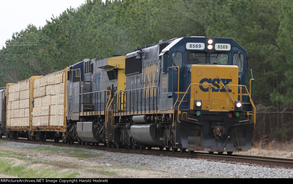 CSX 8569 leads train F728 towards the yard